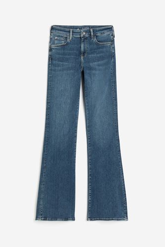 True To You Flared High Jeans Denimblau, Straight in Größe XXXL. Farbe: - H&M - Modalova