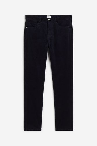 Cordhose Slim Fit Dunkelblau, Chinohosen in Größe W 42. Farbe: - H&M - Modalova