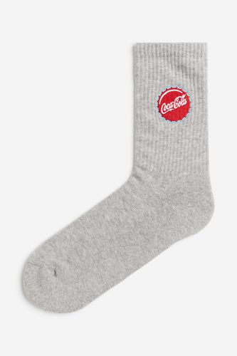 Socken mit Motiv Graumeliert/Coca-Cola in Größe 43/45. Farbe: - H&M - Modalova