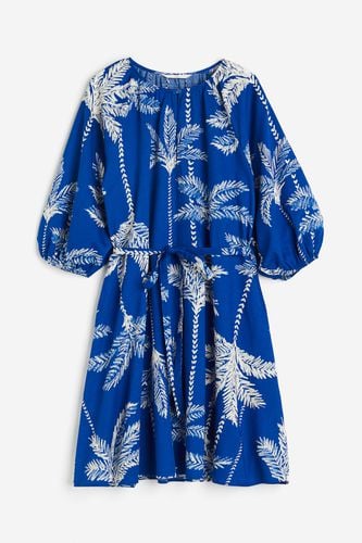 Kleid mit Bindegürtel Knallblau/Palmen, Alltagskleider in Größe XL. Farbe: - H&M - Modalova
