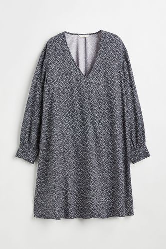 Kleid mit V-Ausschnitt Dunkelblau/Kleingeblümt, Alltagskleider in Größe XS. Farbe: - H&M - Modalova