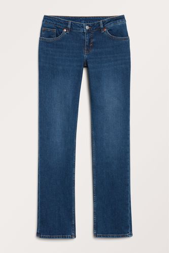 Tief sitzende Jeans mit geradem Bein Flussblau, Straight in Größe W 31. Farbe: - Monki - Modalova