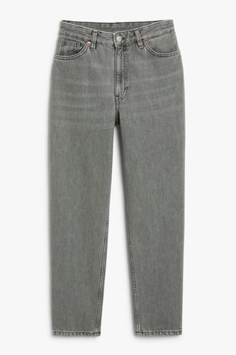 Hohe, taillierte graue Jeans Taiki Grau, Straight in Größe W 24. Farbe: - Monki - Modalova