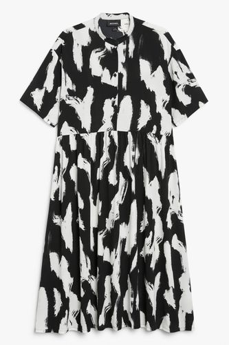 Kleid mit Gandpa-Kragen Schwarz-weiße Pinselstriche, Alltagskleider in Größe XS. Farbe: - Monki - Modalova