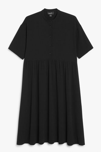 Schwarzes Kleid mit Gandpa-Kragen Schwarz, Alltagskleider in Größe M. Farbe: - Monki - Modalova