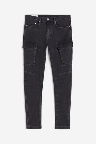 Slim Cargo Jeans Denimschwarz, Skinny in Größe 30/34. Farbe: - H&M - Modalova