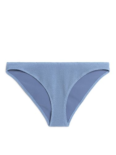 Crinkle-Bikinihose mit niedrigem Bund Blau, Bikini-Unterteil in Größe 40. Farbe: - Arket - Modalova