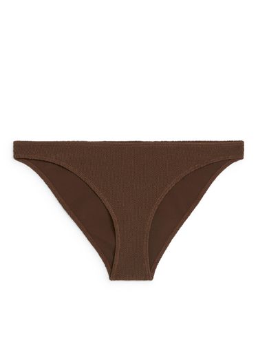 Crinkle-Bikinihose mit niedrigem Bund Braun, Bikini-Unterteil in Größe 32. Farbe: - Arket - Modalova