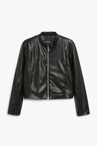 Schwarze Kunstlederjacke mit rundem Kragen Schwarz, Jacken in Größe S. Farbe: - Monki - Modalova
