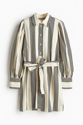 Blusenkleid mit Bindegürtel Cremefarben/Gestreift, Alltagskleider in Größe L. Farbe: - H&M - Modalova