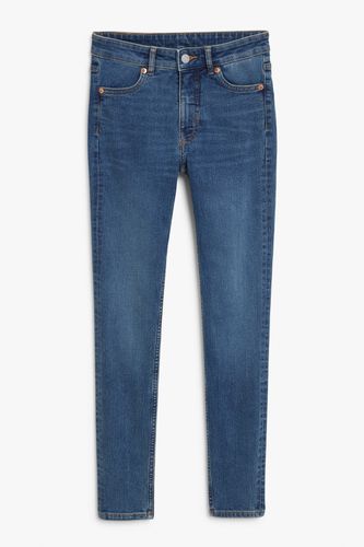 Tief sitzende enge blaue Jeans Nokimi Stürmisches Blau, Skinny in Größe W 31. Farbe: - Monki - Modalova