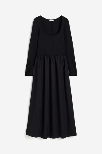 Kleid mit ausgestelltem Rockteil Schwarz, Alltagskleider in Größe S. Farbe: - H&M - Modalova