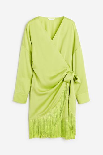 Wickelkleid aus Satin mit Fransenbesatz Limegrün, Alltagskleider in Größe XL. Farbe: - H&M - Modalova