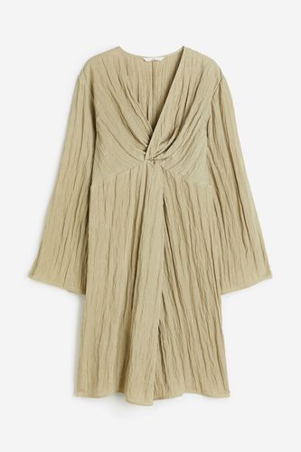 MAMA Kleid aus Crinklestoff Helles Khakigrün, Kleider in Größe S. Farbe: - H&M - Modalova