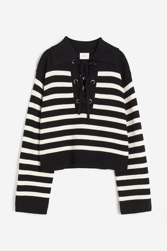 Pullover mit Kragen und Schnürung Schwarz/Weiß gestreift in Größe S. Farbe: - H&M - Modalova