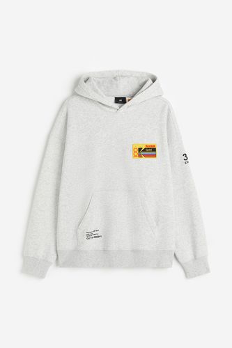 Hoodie mit Print Oversized Fit Hellgraumeliert/Kodak, Hoodies in Größe XXL. Farbe: - H&M - Modalova