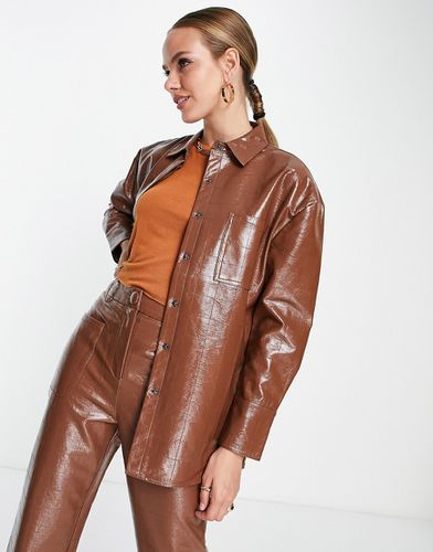 Th + Reckless - Camicia oversize in pelle sintetica color cioccolato con motivo in rilievo in coordinato - 4th & Reckless - Modalova