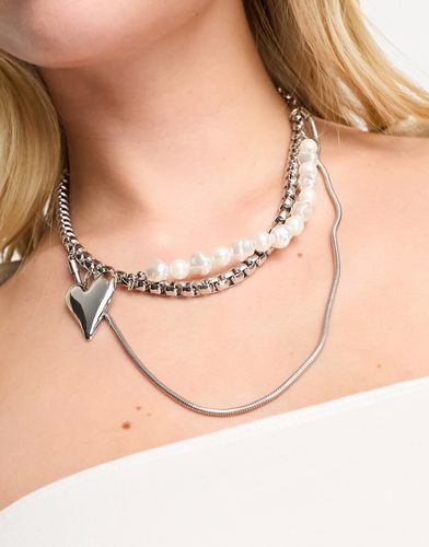 Collana color con dettaglio a cuore e perle grosse - 8 Other Reasons - Modalova