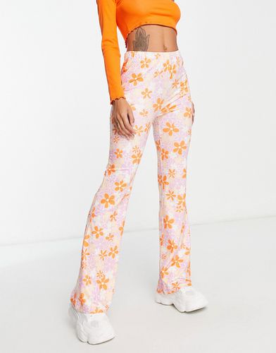 Cotton On - Pantaloni a zampa con fiori arancioni ispirati agli anni '70 - Cotton:On - Modalova