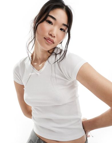 Cotton On - T-shirt aderente bianca con scollo a V e rosellina - Cotton:On - Modalova