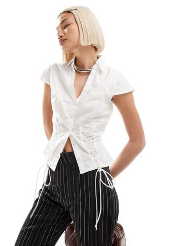 Camicia stile corsetto aderente bianca con maniche ad aletta - Collusion - Modalova