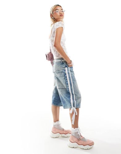 Jorts di jeans stile skater lavaggio chiaro con righe e fiocchi sui lati - Collusion - Modalova