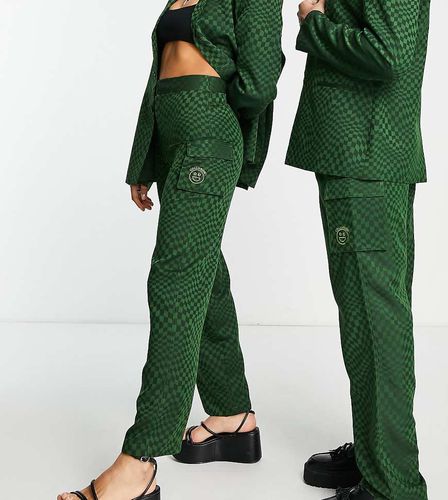 Unisex - Pantaloni cargo multitasche con stampa a scacchi deformati - Collusion - Modalova