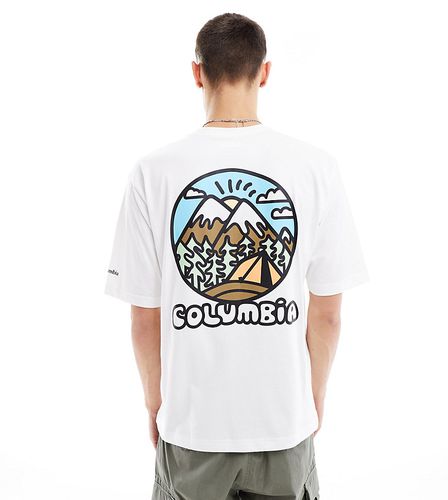 Hike Happiness II - T-shirt bianca con stampa sul retro - In esclusiva per ASOS - Columbia - Modalova