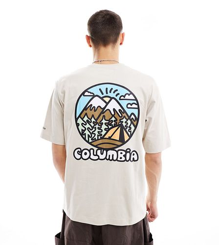 Hike Happiness II - T-shirt color pietra con stampa sul retro - In esclusiva per ASOS - Columbia - Modalova