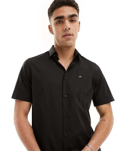 Camicia vestibilità classica a maniche corte nera elasticizzata in popeline - Calvin Klein - Modalova