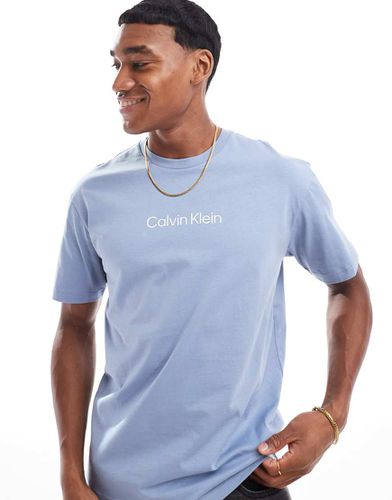 Hero - T-shirt confortevole azzurra con logo - Calvin Klein - Modalova