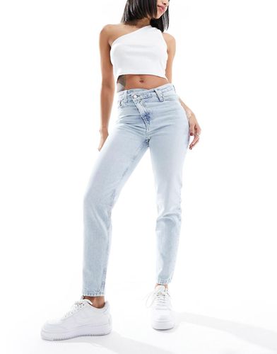 Mom jeans lavaggio chiaro con incrocio in vita - Calvin Klein Jeans - Modalova