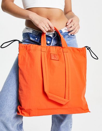Borsa shopping squadrata in nylon corallo da città - Calvin Klein Jeans - Modalova