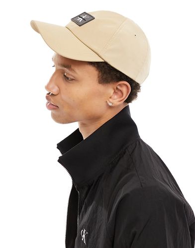 Cappellino color pietra con etichetta del logo - Calvin Klein Jeans - Modalova