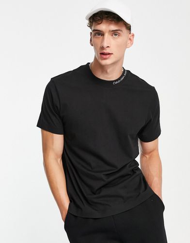Institutional - T-shirt nera con scollo ricamato - Calvin Klein Jeans - Modalova