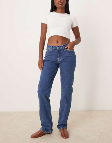 Jeans dritti a vita bassa lavaggio medio - Calvin Klein Jeans - Modalova