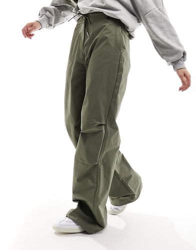 Pantaloni stile paracadutista oliva - Calvin Klein Jeans - Modalova