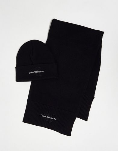 Set con berretto e sciarpa neri con monogramma - Calvin Klein Jeans - Modalova