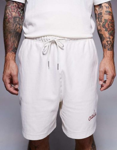 Short de qualité supérieure avec logo et surpiqûres - Crème - Calvin Klein Jeans - Modalova