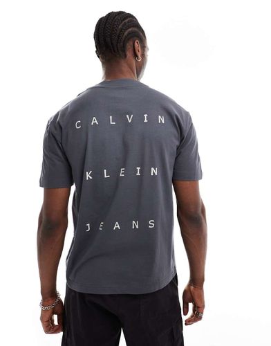 T-shirt comoda nera con stampa sul retro - Calvin Klein Jeans - Modalova