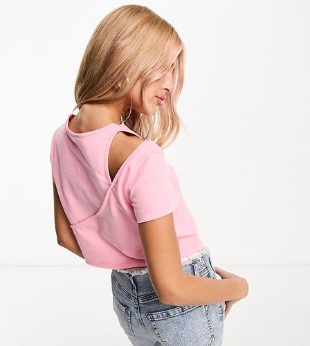 T-shirt corta con cut-out - In esclusiva per ASOS - Calvin Klein Jeans - Modalova