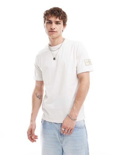 T-shirt sporco con toppa - Calvin Klein Jeans - Modalova