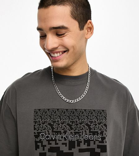 T-shirt oversize grigia con stampa - In esclusiva per ASOS - Calvin Klein Jeans - Modalova