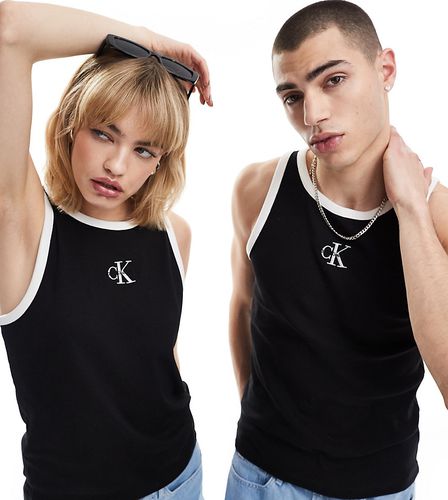 Top senza maniche unisex con monogramma e profili a contrasto - In esclusiva per ASOS - Calvin Klein Jeans - Modalova