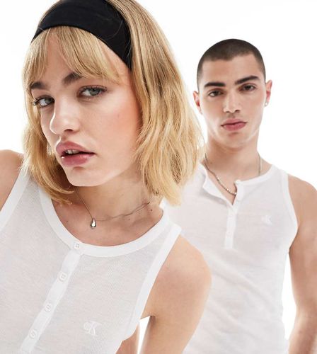 Top serafino senza maniche slim a coste trasparente - In esclusiva per ASOS - Calvin Klein Jeans - Modalova