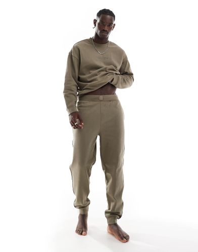 Pantalon de jogging confort à logo ton sur ton - Olive - Calvin Klein - Modalova