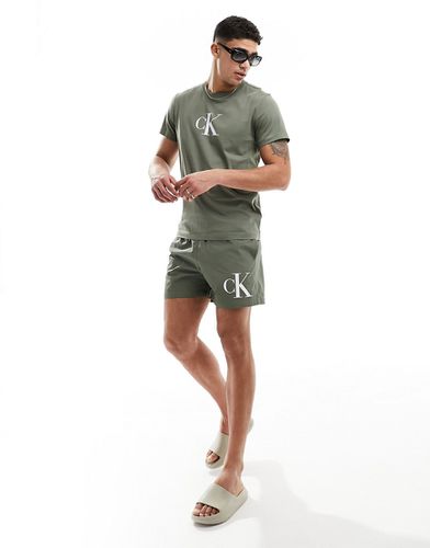 Pantaloncini da bagno taglio medio con monogramma e coulisse oliva - Calvin Klein - Modalova