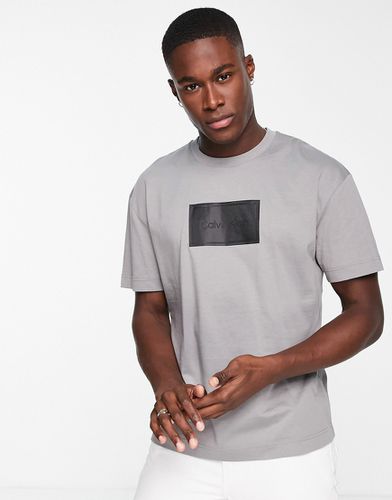 T-shirt comoda in cotone grigia con logo squadrato testurizzato - Calvin Klein - Modalova