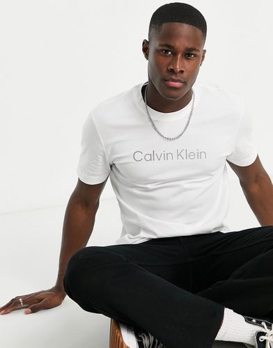 T-shirt bianca a righe con logo in rilievo - Calvin Klein - Modalova