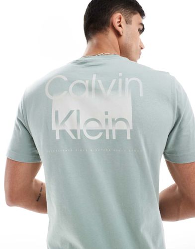 T-shirt ardesia con logo piccolo e stampa sul retro - Calvin Klein - Modalova